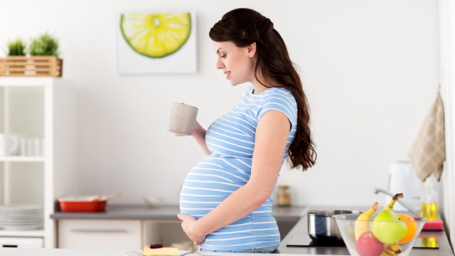 вагітна на кухні
