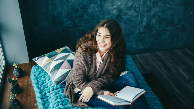 девушка подросток читает