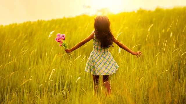 девочка в поле счастье