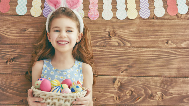 Пасха девочка с яйцами