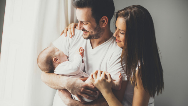 родители с новорожденным