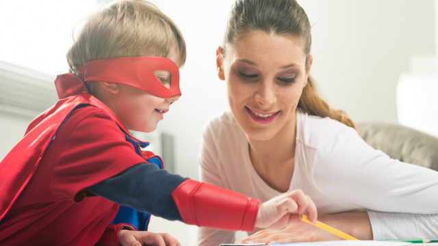 ребенок в костюме супергероя с мамой няней