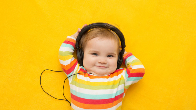 ребенок в наушниках