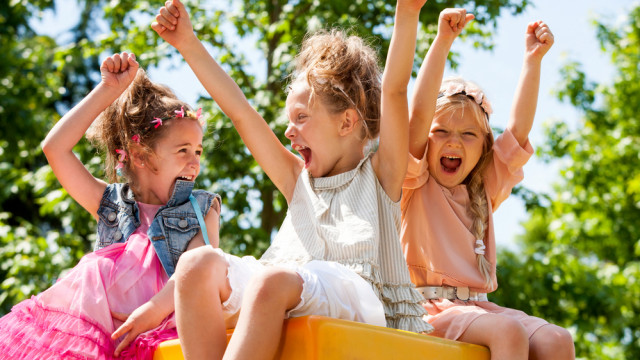 девочки смеются