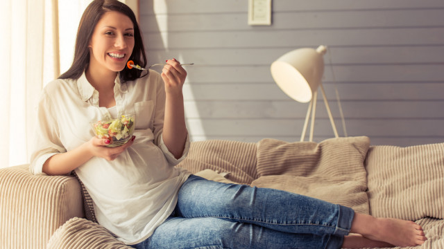 беременная ест