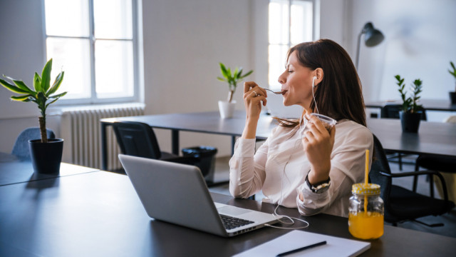 жінка в офісі