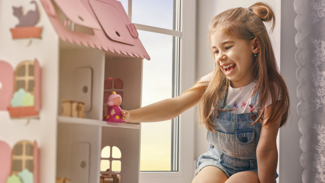 девочка играет с куклами