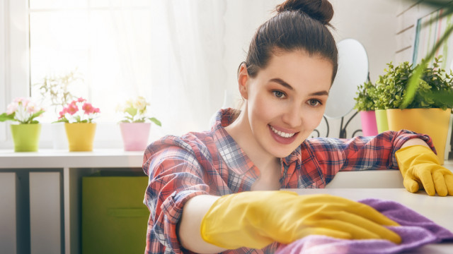 девушка убирает