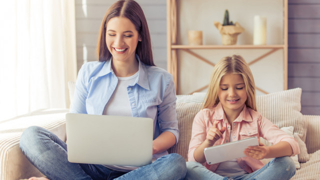 мама донька ноутбук гаджети