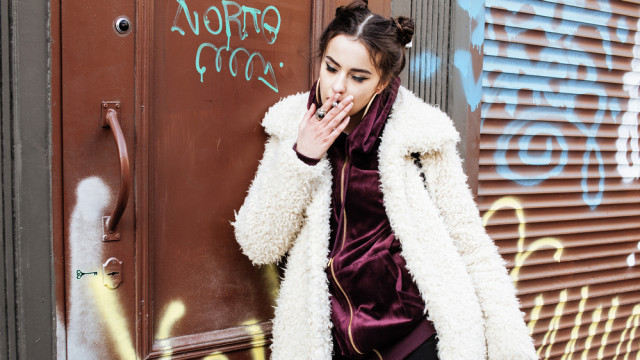 подросток курит