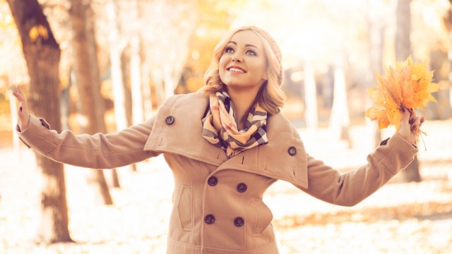 Красивая девушка в пальто