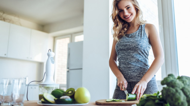 правильне харчування дівчина на кухні