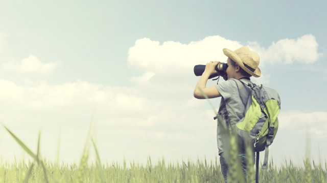 ребенок с биноклем исследователь