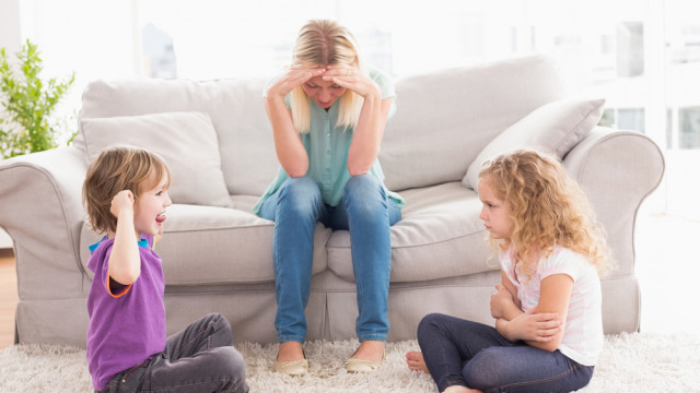 дети ссорятся, мама устала