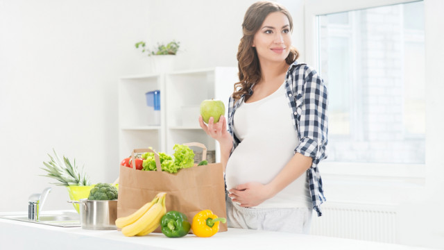 вагітна і овочі
