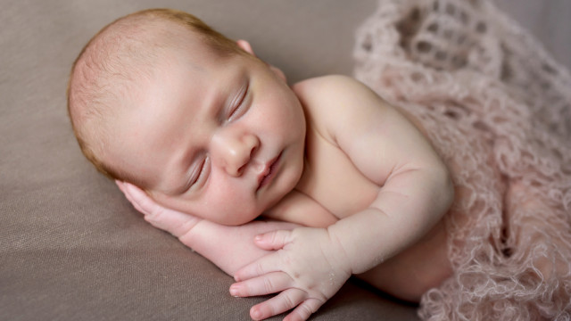 новорожденный спит