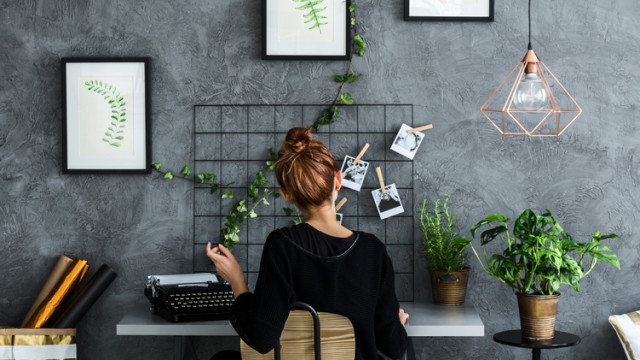 девушка работает растения