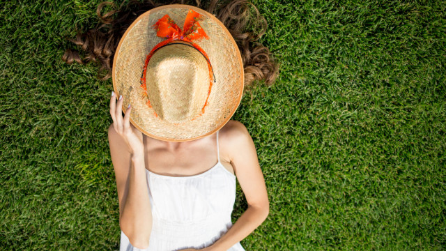 жінка загоряє