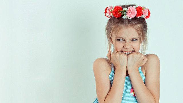 девочка кусается злится