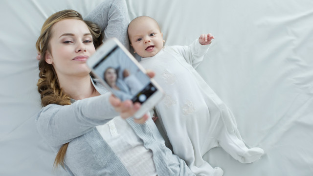 мама с малышом и смартфоном