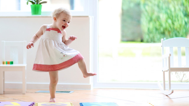 девочка тоддлер танцует