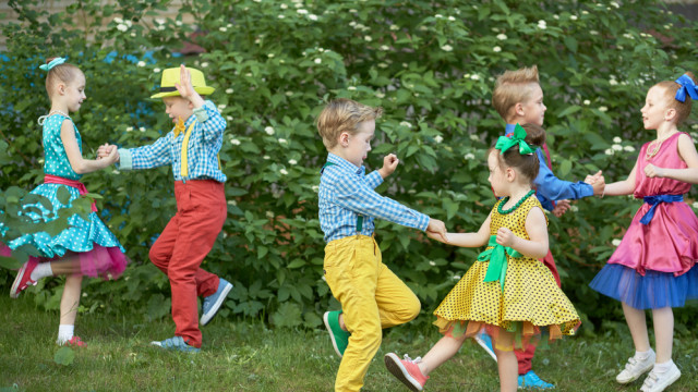 дети танцуют