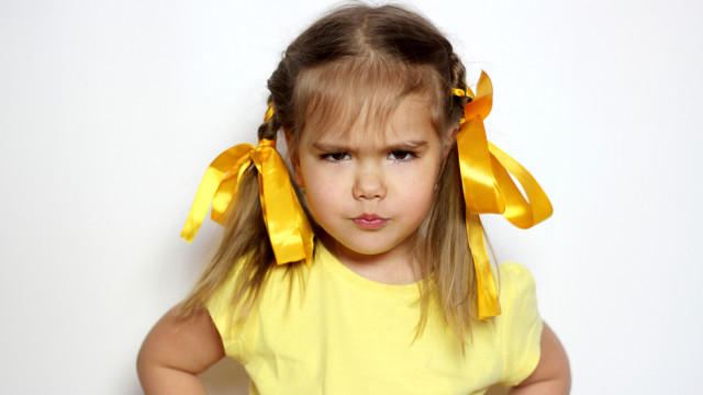 девочка злится упрямая