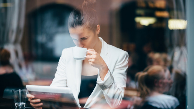 дівчина п'є чай каву