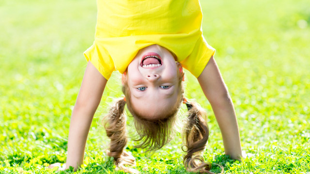 ребенок стоит на голове