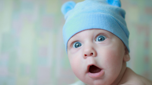 новорожденный смешной удивленный