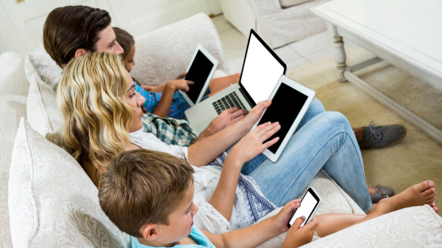 семья за компьютером