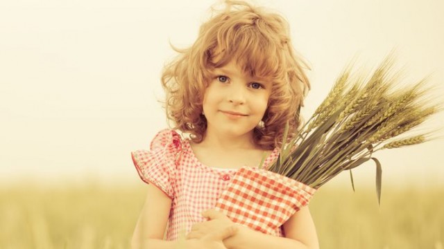 Девочка в поле с колосками 