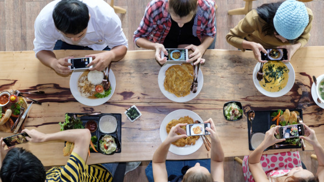 фото еды стол обед смартфон