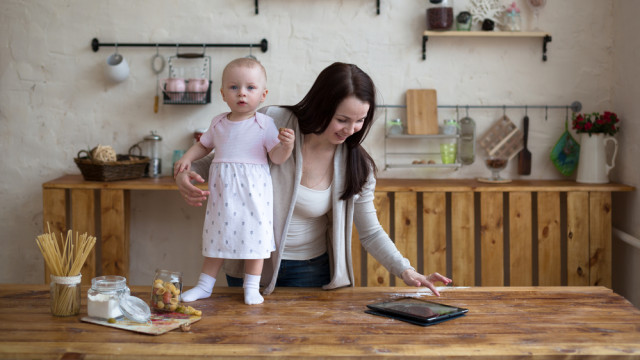 мама с малышом работает