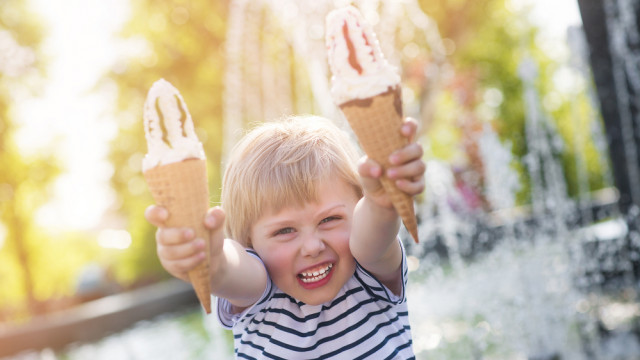 дитина з морозивом