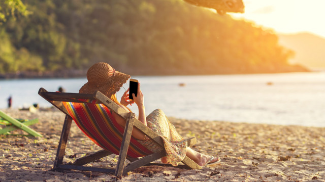 відпочинок релакс дівчина на пляжі