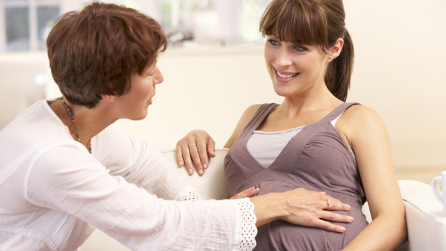 акушерка вагітна