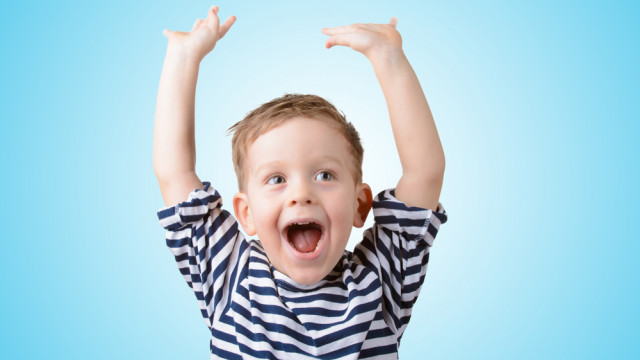 мальчик веселый тоддлер