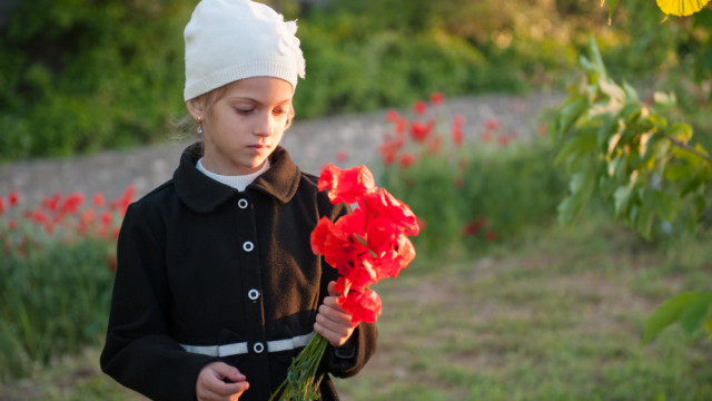 грустная девочка с маками