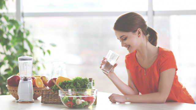 жінка п'є воду