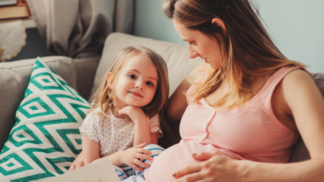 Вагітна з донькою