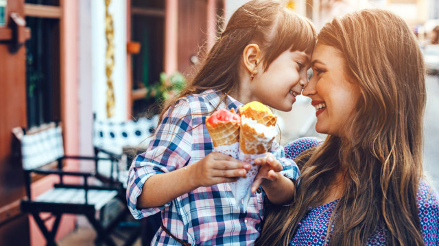 ребенок летом с мамой