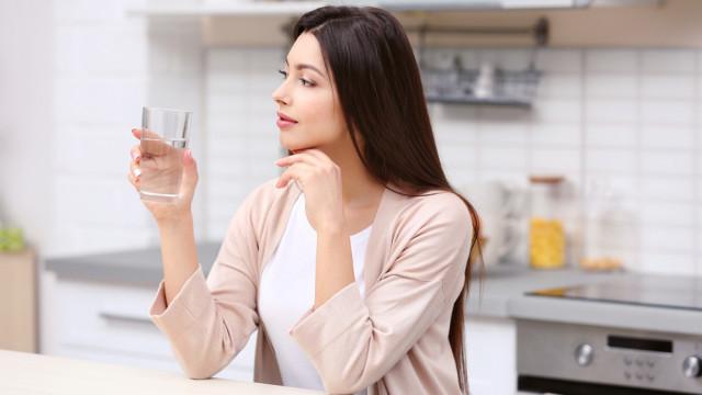 жінка п'є воду