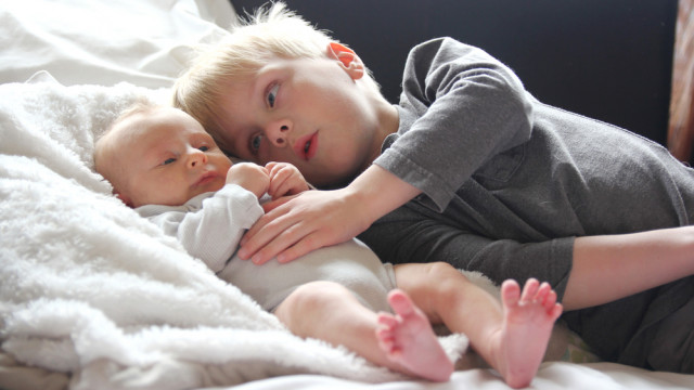 старший ребенок с младшим