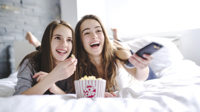 подростки смотрят фильм кино