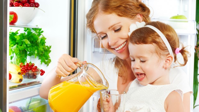 Ребенок пьет сок