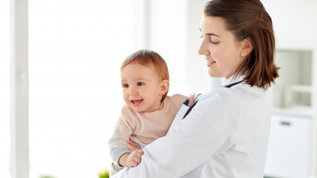 малыш с доктором нутрилон