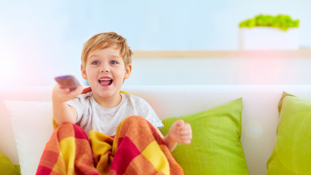 мальчик ребенок смотрит телевизор кино