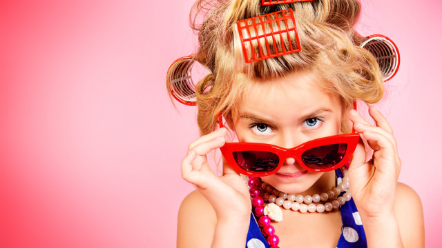 девочка в бигуди и очках