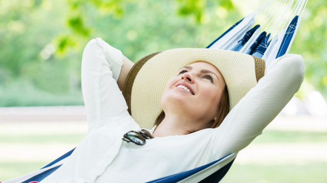девушка отдыхает в гамаке